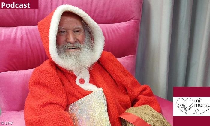 Nikolaus kommt ins Haus mit goldenem Buch und Geschenken