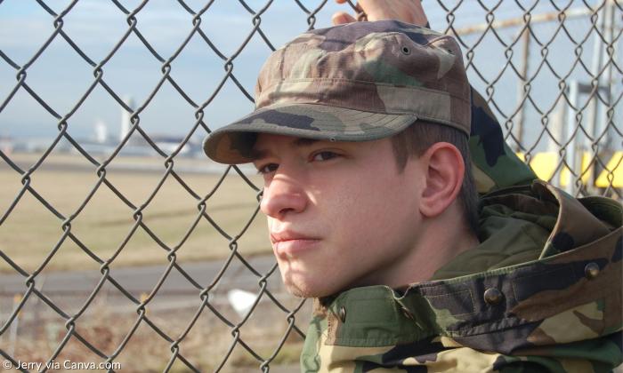 Bild Soldat an Zaun