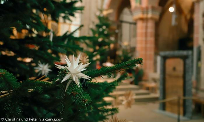 Baum in Kirche