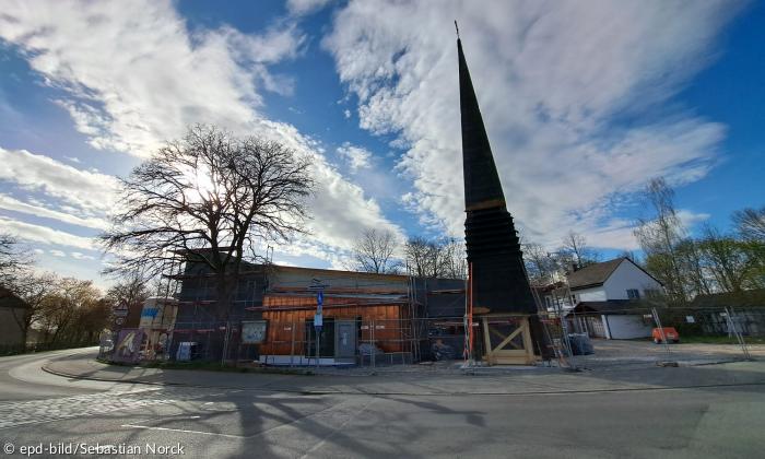 Außenansicht: Epiphaniaskirche in Bayreuth mit Gerüst