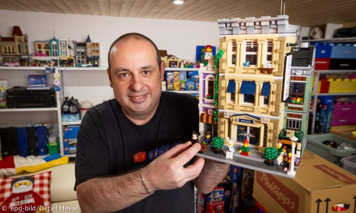 Ein Mann mit einem Lego-Bauset