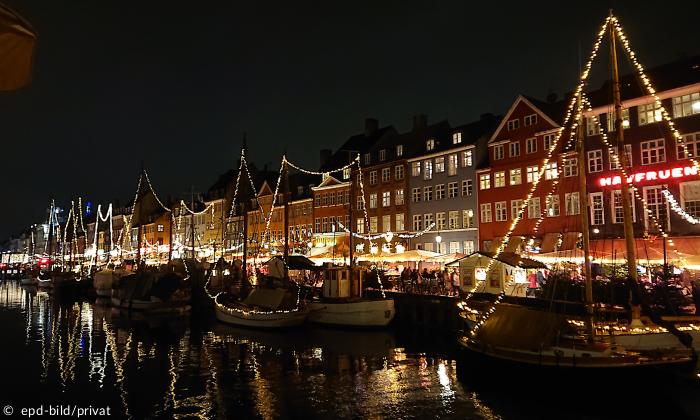 Boote und Häuser mit Lichterketten