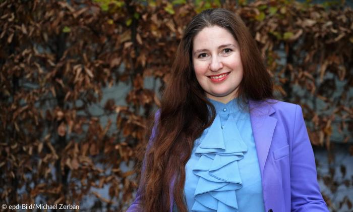Eine Frau in blauer Bekleidung