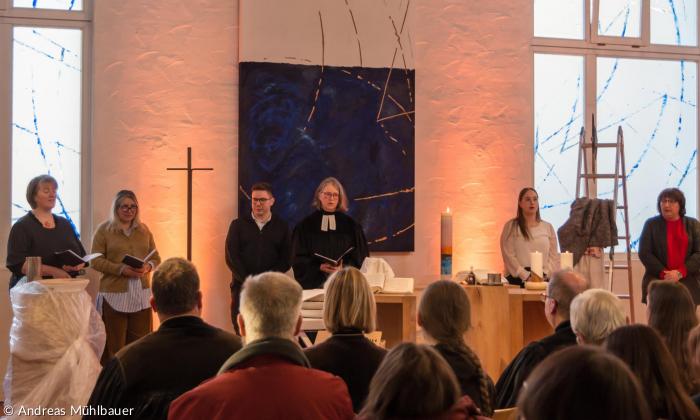  Pfarrerin Nina von Saldern im Talar bei der Entwidmung Zachäuskirche 