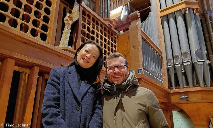 Michael Riedel und Jihyun Sophia Kim auf der Orgelempore. 