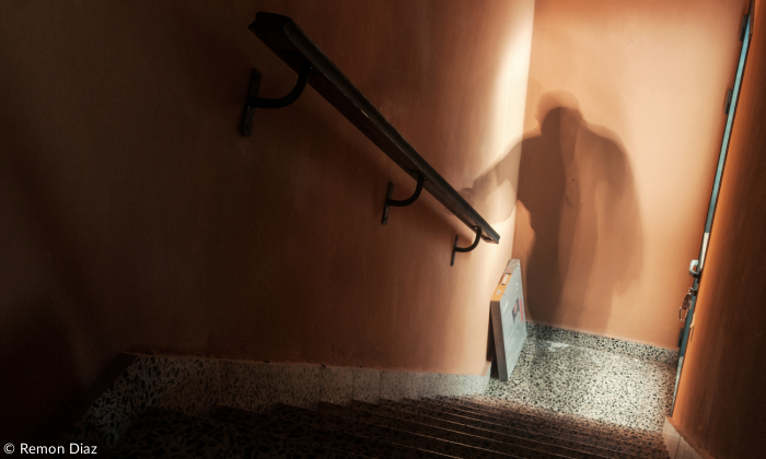 Der Schatten eines Menschen in einem Treppenhaus