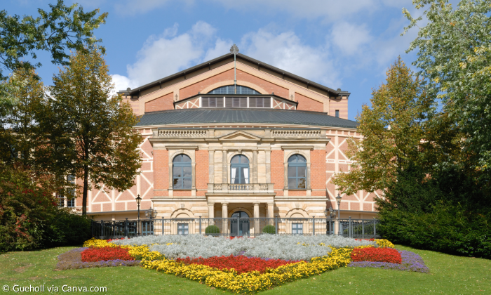 Festspielhaus Bayreuth von außen mit Blumen davor