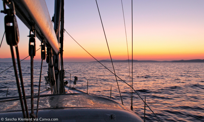 Im Abendlicht ein Boot auf dem weiten Meer ganz allein