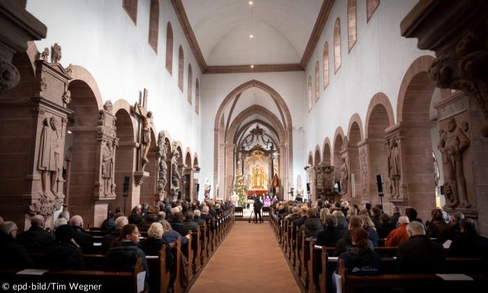  Trauerfeier mit vielen Gästen in der Stiftsbasilika St. Peter und Alexander in Aschaffenburg