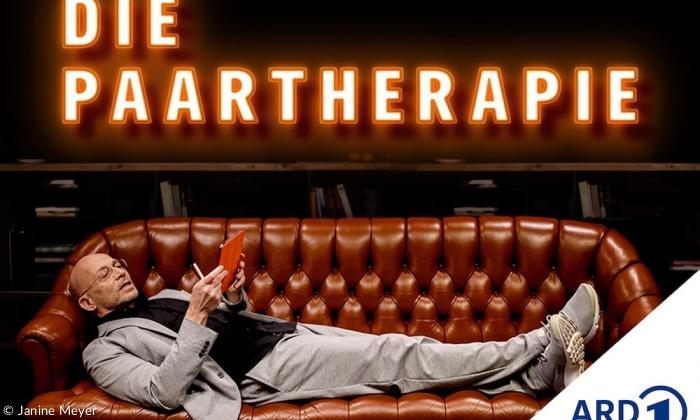 Eric Hegemann liegt auf dem Sofa, wo sonst die Paare bei der Paartherapie sitzen