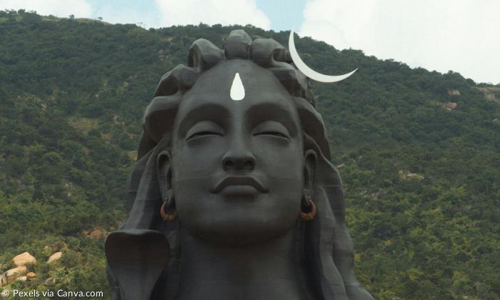 Das Gesicht einer schwarzen Statue