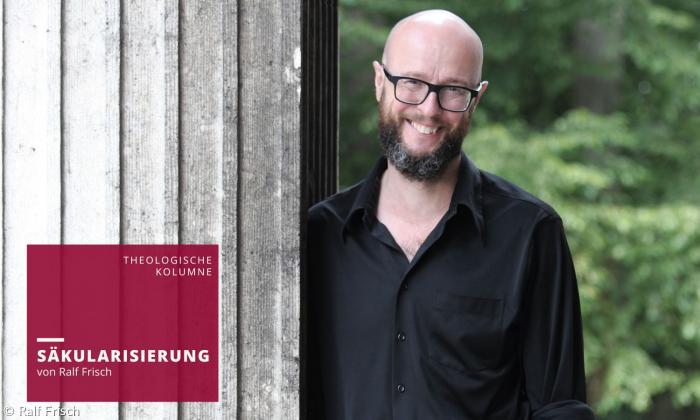 Ein Mann im schwarzen Hemd