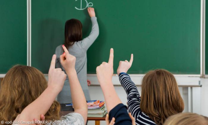 Schülerinnen melden sich während des Unterrichts