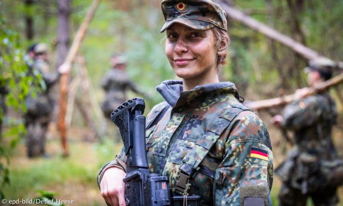 Eine junge Frau (23) an der Waffe während der Basisausbildung auf dem Truppenübungsplatz der Panzerdivision in Munster