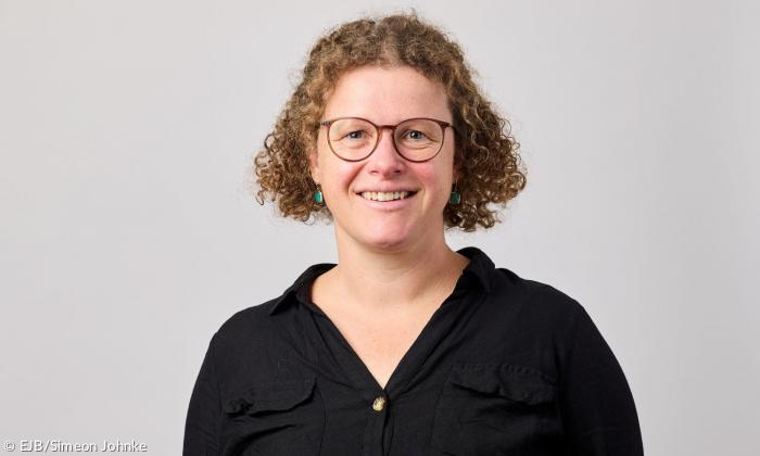 Eine Frau mit Brille