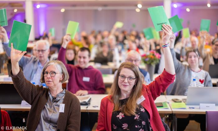Menschen halten grüne Karten hoch