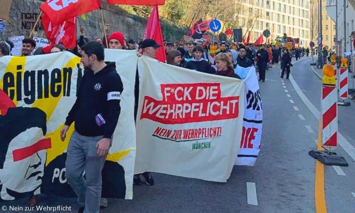 Menschen halten Plakate