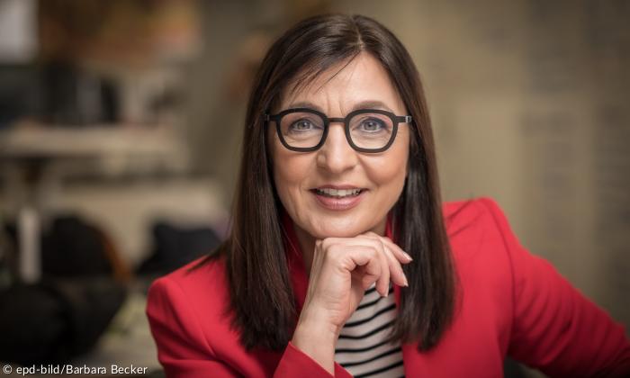 Eine Frau in einem roten Blazer