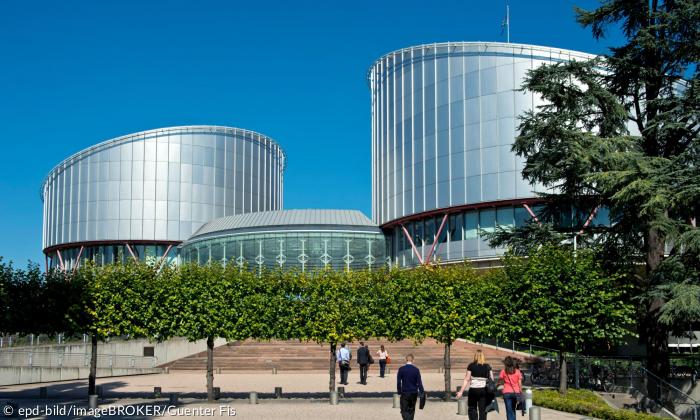 Ein modernes Gebäude glänzt metallisch in der Sonne