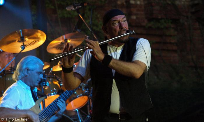 Ian Anderson bei einem Konzert mit Jethro Tull am 16. August 2009 im Nürnberger Serenadenhof.