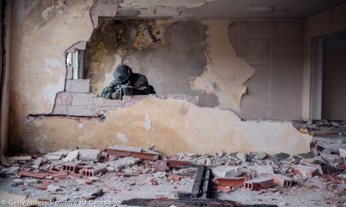 Ein Soldat in einem teilweise zerstörten Haus