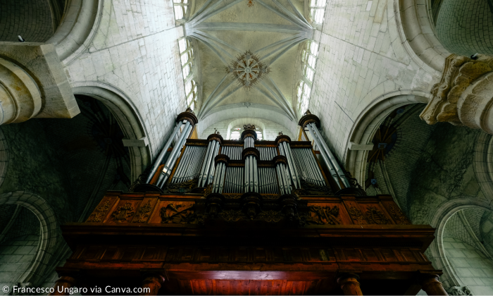 Eine Orgel mit Blick ins Kirchenschiff