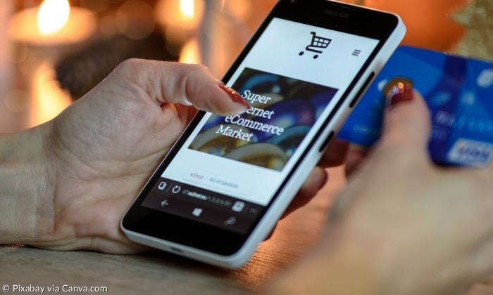 Ein Smartphone, auf dem ein Warenkorb angezeigt wird