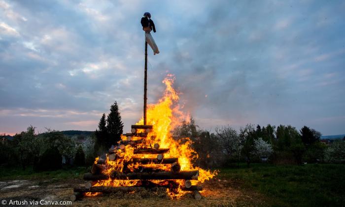 Eine brennende Holzpyramide