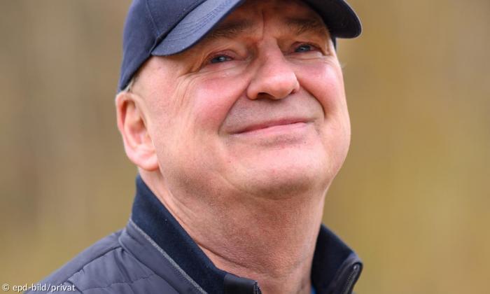 Pfarrer Felix Leibrock mit Basecap und Blick in die Ferne