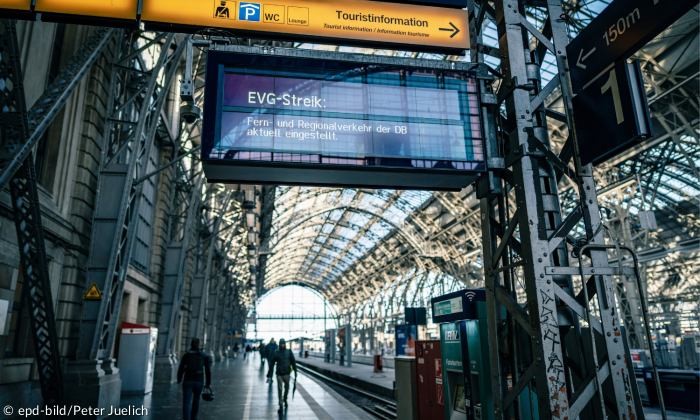 Leerer Bahnhof mit Anzeige, dass Zug aufgrund von Streik entfällt