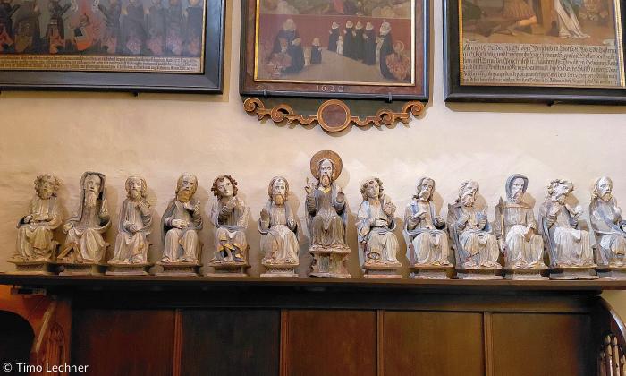 Als besonderes Kunstwerk gilt auch das Sakramentshäuschen aus der Werkstatt von Adam Kraft und die 12 Tonapostel aus dem 14. Jahrhundert. 
