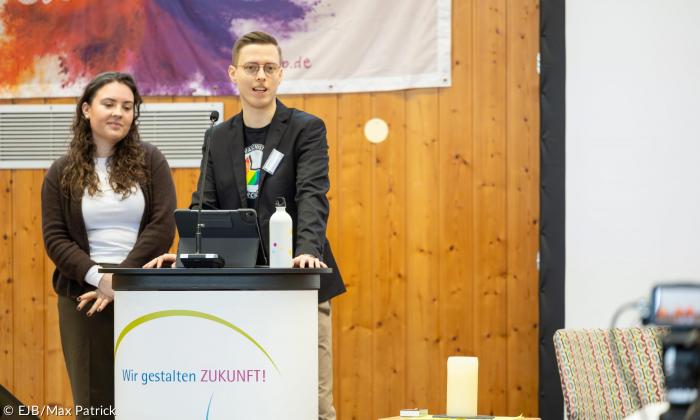Ein junger Mann und eine junge Frau am Rednerpult