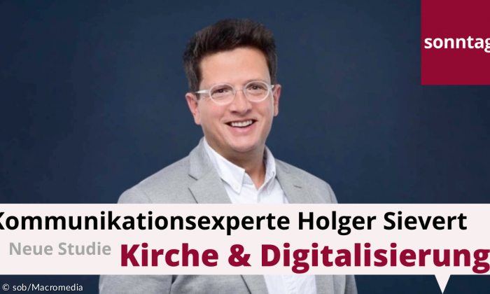 Ein Mann im grauen Anzug mit Brille