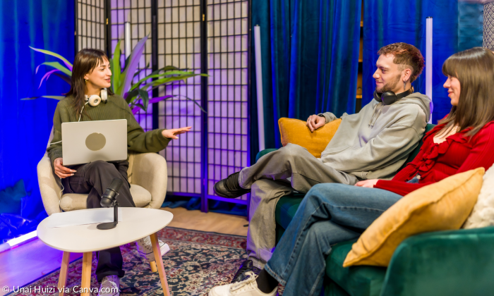 Junge Menschen in Studio bei Podcastaufnahme.