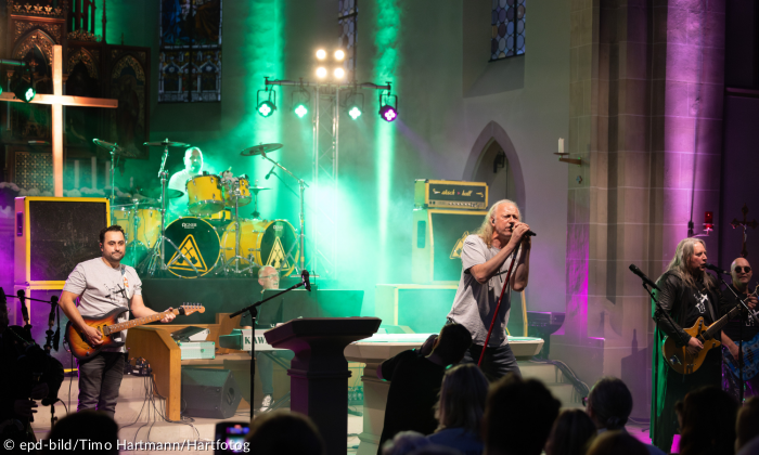 Die Band „Metal Godz“ spielt während eines Heavy-Metal-Gottesdienstes in der Kirche in Bruchsal-Obergrombach.