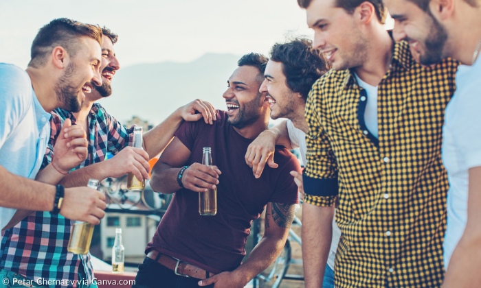 Männer in einer Gruppe mit Bier in der Hand, gute Laune