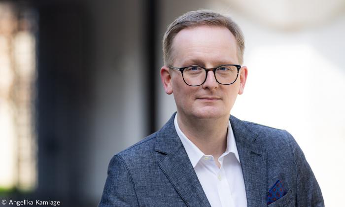 ein Mann mit Brille