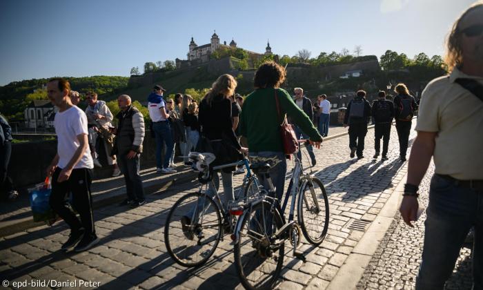 Menschen auf einer Brücke