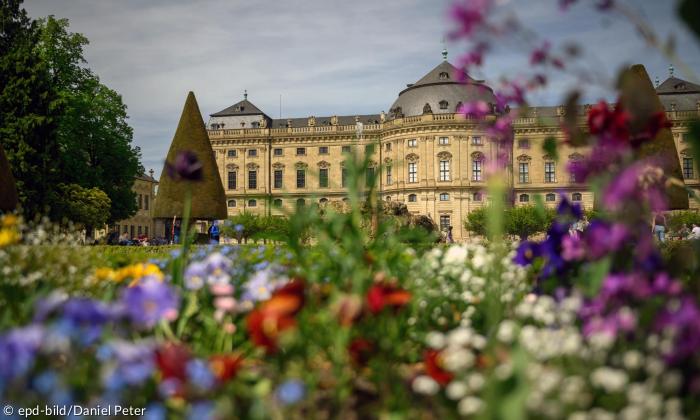 Blick mit Blumen im Vordergrund auf die  Residenz in der Würzburger Innenstadt