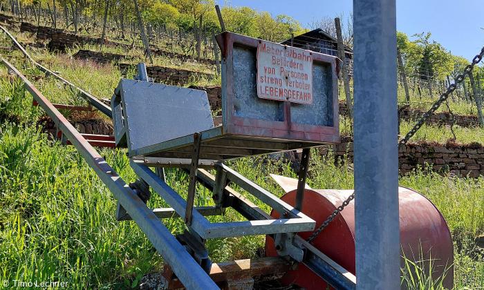 Steillagen: Ohne Lastenaufzug ist die Bearbeitung im Weinberg nur schwer möglich.