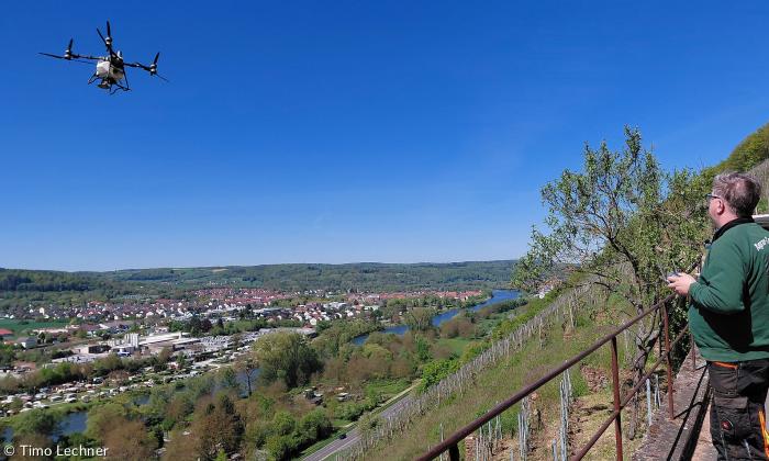Mit Drohnen in den Weinbergen