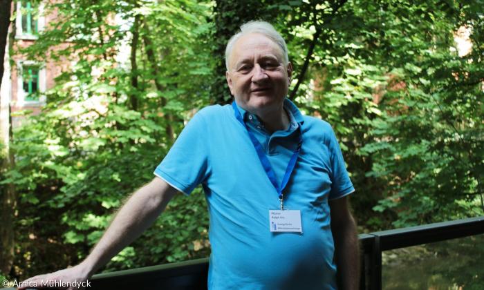 Ein Mann im blauen Polohemd