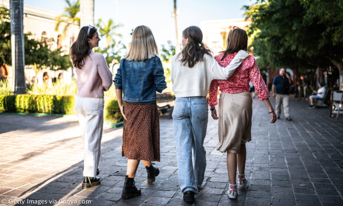 Frauen laufen auf einer Straße und unterhalten sich