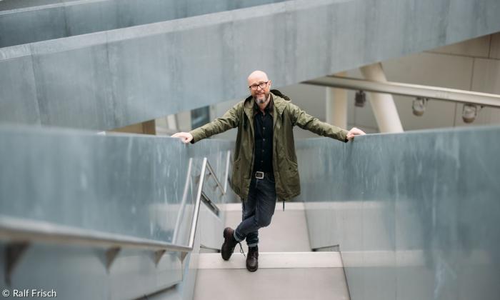 Ein Mann steht auf einer Treppe und schaut nach oben