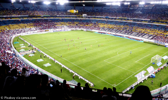 Volles Fußballstadion aus Vogelperspektive