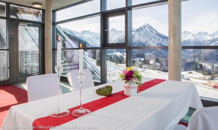 Gedekcter Tisch mit Panoramablick Hochzeitsort im Oberstdorfer Schanzenturm 