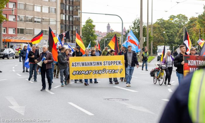 "Team Menschenrechte" in Nürnberg bei einer Demonstration