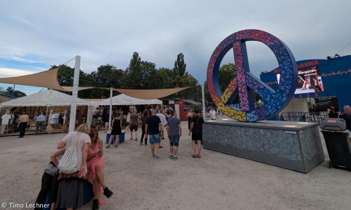 überdimensionales "Peace"-Zeichen auf dem Münchner Tollwood
