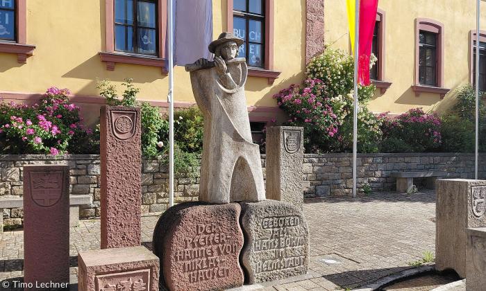 Das "Pfeiferhannes"-Denkmal in Helmstadt bei Würzburg.