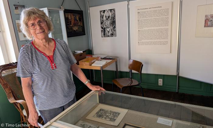 Marlise Düx in der Ausstellung des »Pfeifermuseums«.